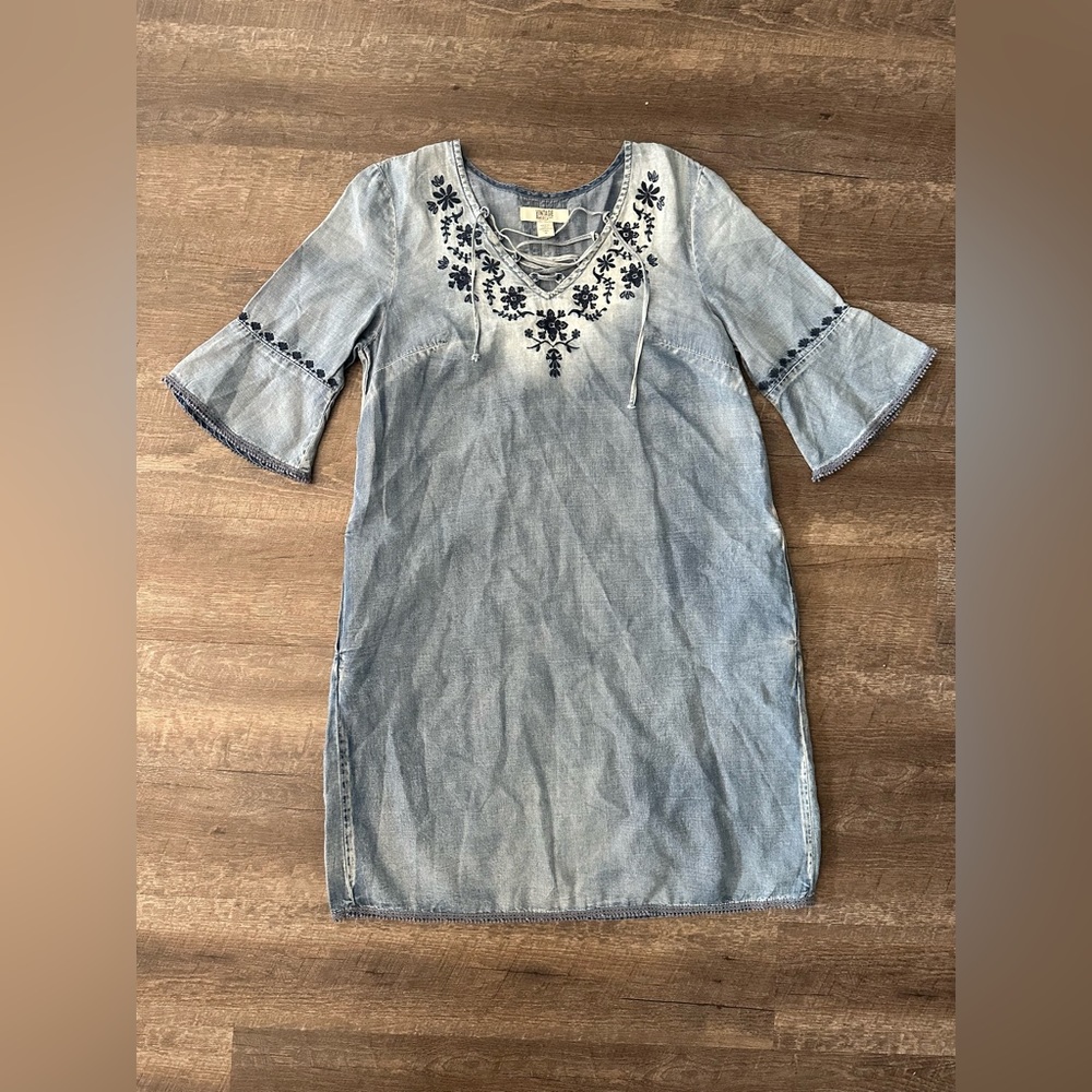 Denim, mid-length dress with floral appliqué.
